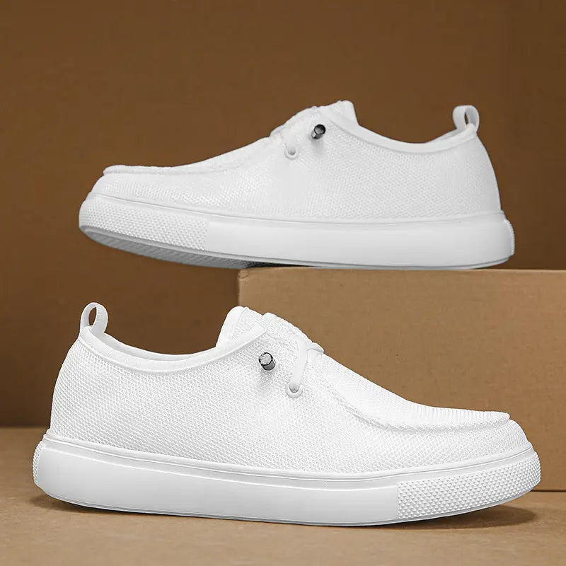 Chaussures de type mocassins décontractées pour hommes en toile blanche, avec une tige texturée et une semelle en caoutchouc blanc massif.