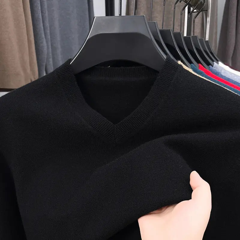 Herren-V-Ausschnitt-Strickpullover in Schwarz mit weichem, strukturiertem Strickmaterial.