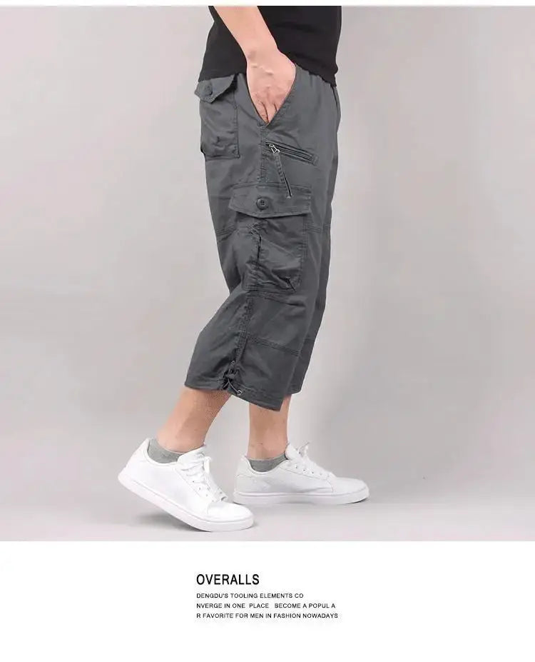 Bermudas cargo en coton gris foncé pour hommes, avec plusieurs poches et une coupe de longueur capri décontractée, idéale pour une tenue d’été décontractée.