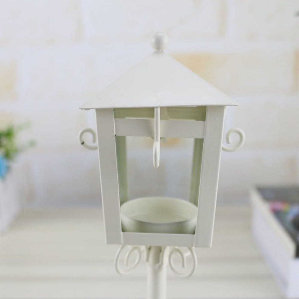 Weiße Metall-Vintage-Kerzenhalter-Laterne im klassischen Design mit dekorativem Zierschmuck an Seiten und Sockel, mit Glasplatten für die Verwendung mit Kerzen