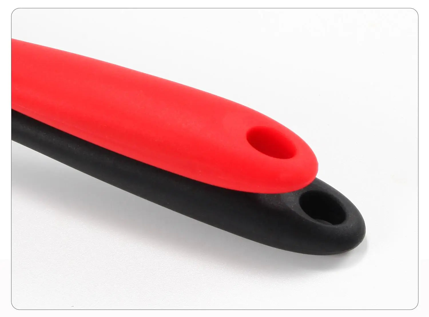 Griff des Küchenwender-Spatelsets aus Silikon in Rot und Schwarz mit Silikonbeschichtung und einer Bohrung zur Befestigung