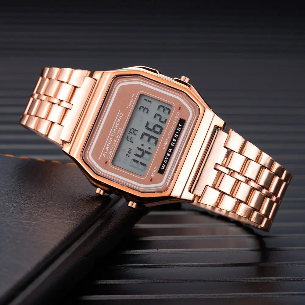 Des hommes en or rose ont conduit une montre numérique avec un cadran rectangulaire et un bracelet en acier inoxydable assorti.