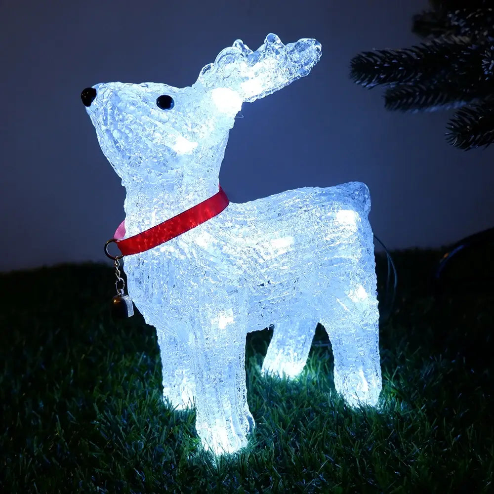 LED-Rentier-Weihnachtsornamentlicht mit einer beleuchteten weißen, durchscheinenden Rentierfigur mit rotem Halsband und Glocke.