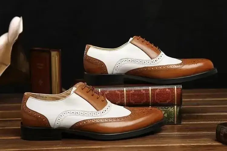 Zapatos de vestir Oxford tipo brogue bicolor para hombre, con cuero marrón y blanco y parte superior perforada detallada.