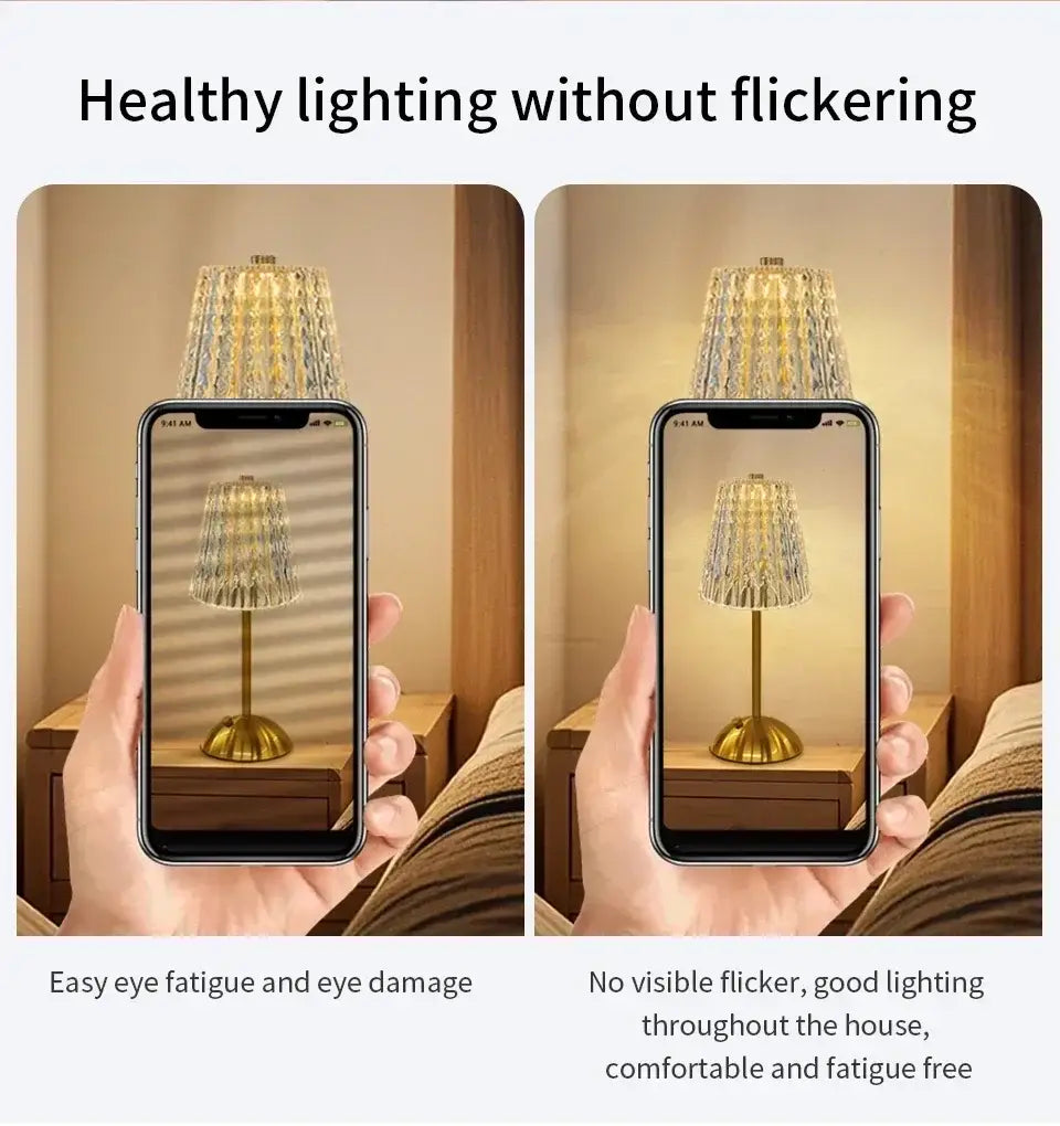 Eine goldfarbene wiederaufladbare Tischlampe mit einem facettierten Kristallschirm als stilvolle Lichtquelle