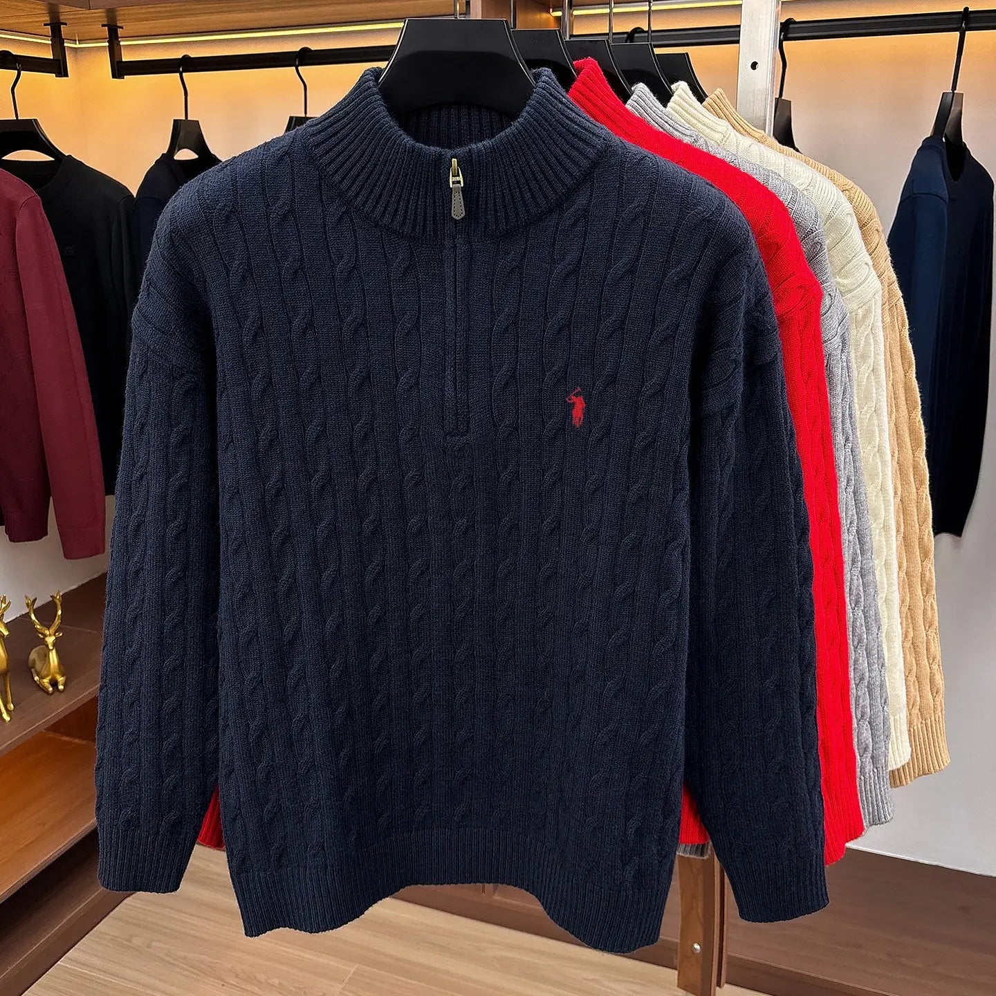 Herren-Designer-Sweater aus dunkel marineblauem Zopfmusterstrick mit halbem Reißverschluss, mit rotem besticktem Polo-Spieler-Logo auf der Brust.