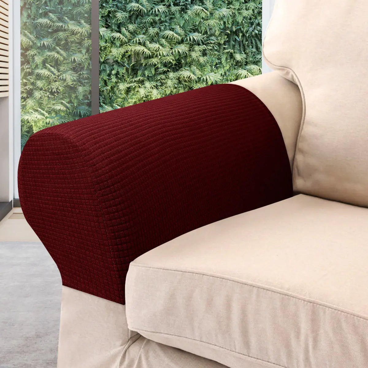 Tiefrote, gerippte wasserabweisende Stretch-Abdeckung für die Armlehne aus Dunkelgrau-Spandex, die eng über die Armlehne eines hellcremefarbenen Sofas passt.