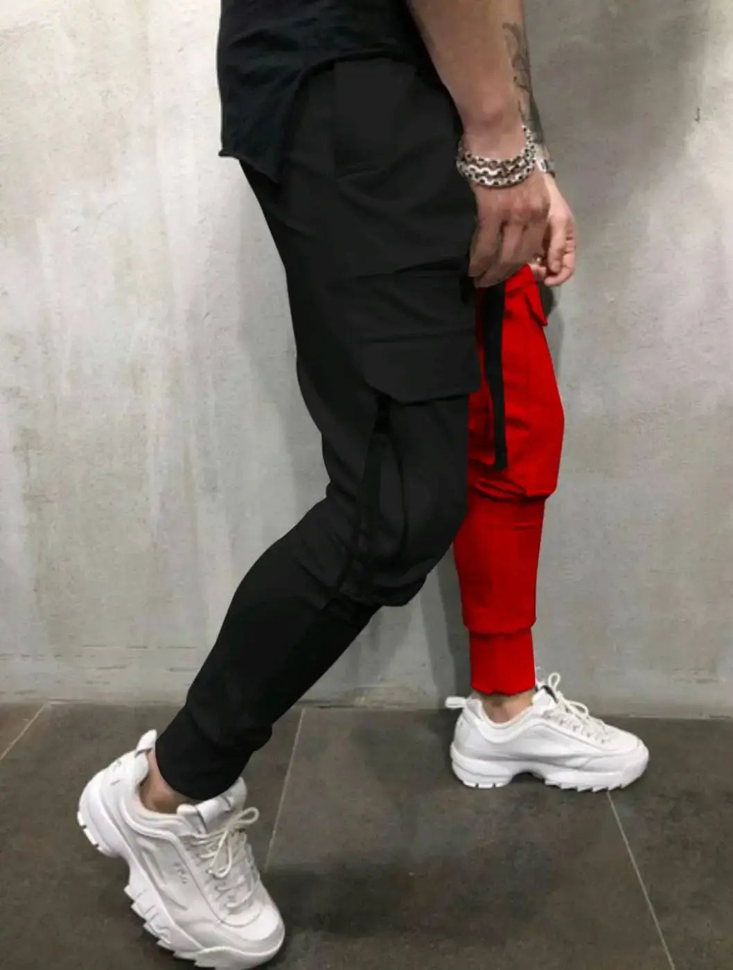 Pantalones cargo tipo jogger bicolor negro y rojo con un diseño moderno y elegante, con estilo de ropa urbana por bloques de color