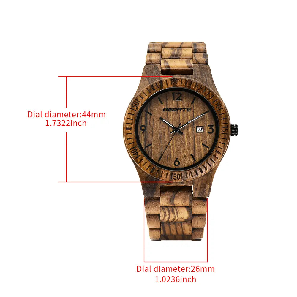 Eine rustikale hölzerne Armbanduhr für Herren mit einem dunkelbraunen Quarz-Zifferblatt, leuchtender Datumsanzeige und einem passenden Armband aus gestapelten Holzsegmenten, die ein natürliches Maserungsmuster zeigen.