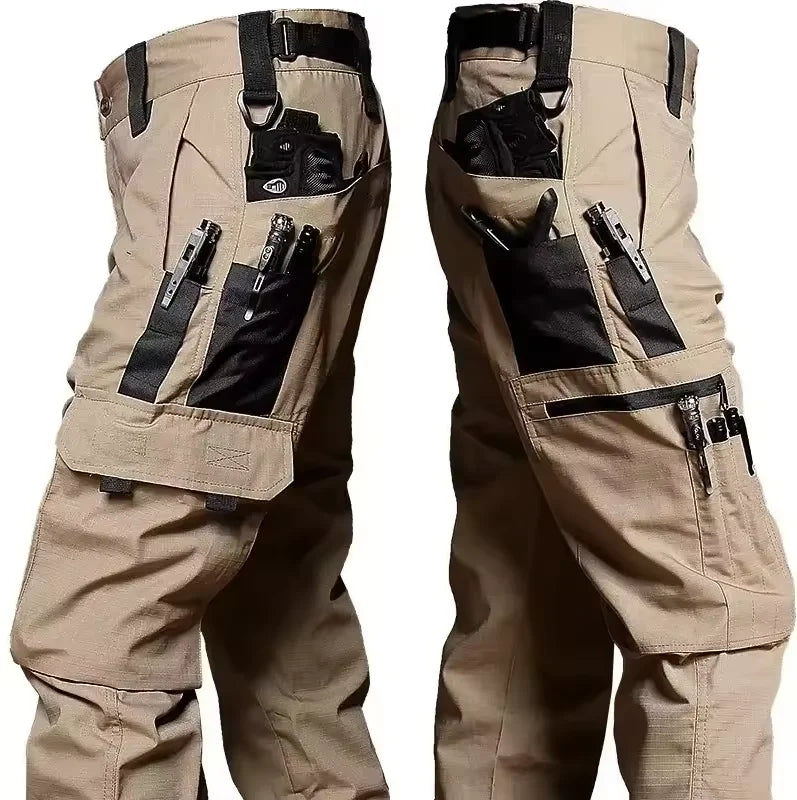 Pantalons cargo tactiques imperméables pour hommes en beige, avec plusieurs poches utilitaires noires et des coutures renforcées, présentés du côté arrière
