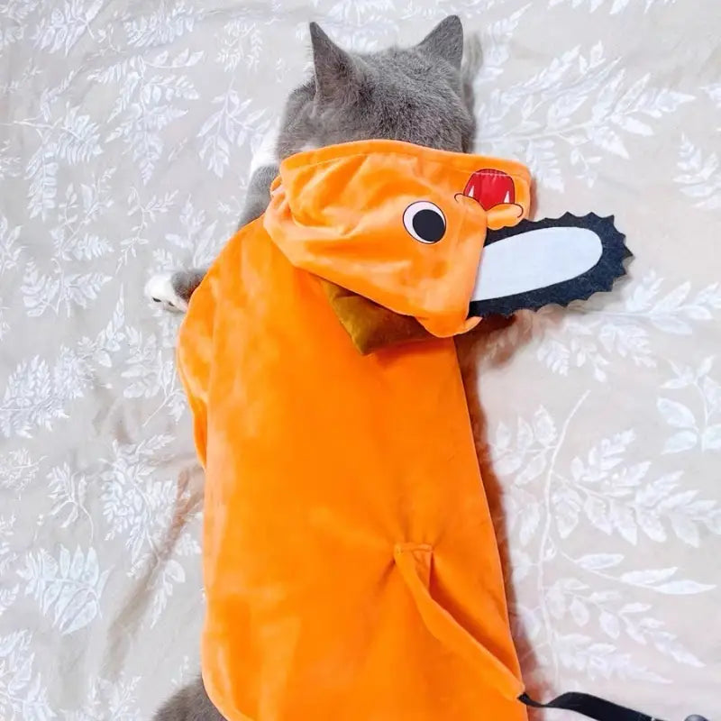ポチタのペット服から提供される、猫用オレンジのぬいぐるみ風チェーンソーをテーマにしたフード付きコスチューム。猫・犬での使用に適した、ファッショナブルなペット服を提供する。
