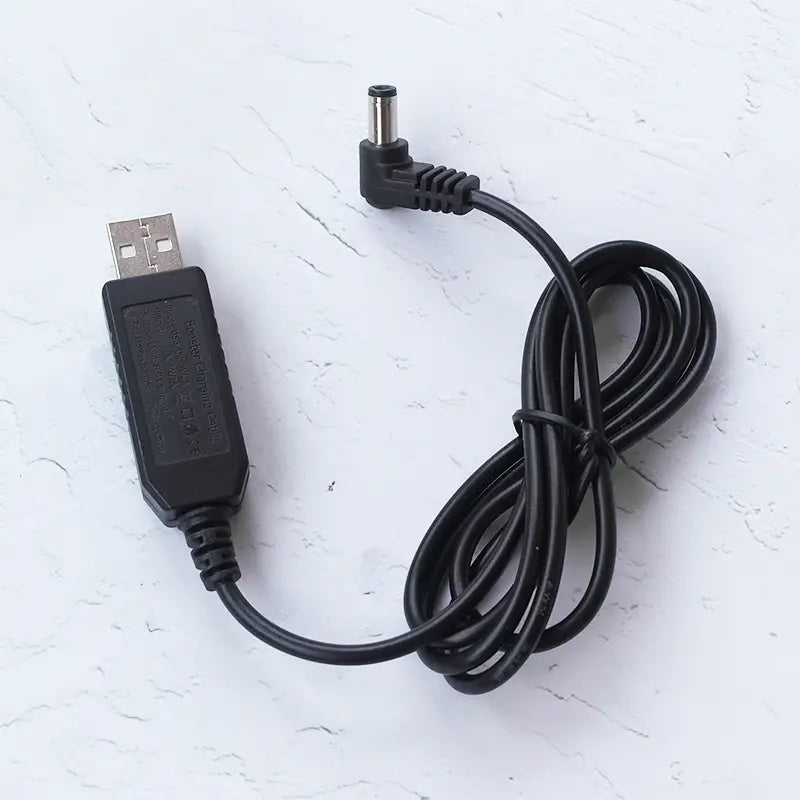 Câble de charge USB noir avec connecteur USB-A standard et fiche cylindrique coudée conçu pour l’utilisation avec le chargeur de bureau pour talkies-walkies Baofeng