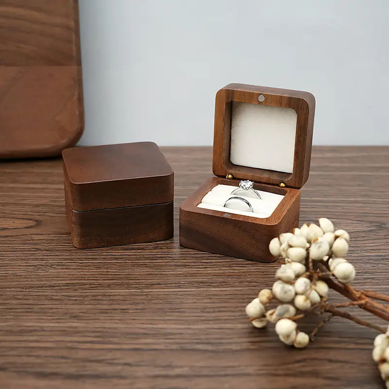Boîte à bague en bois pour proposition de mariage, présentoir pour bague d’engagement, avec finition brune foncée lisse, couvercle à charnières et rembourrage intérieur blanc.