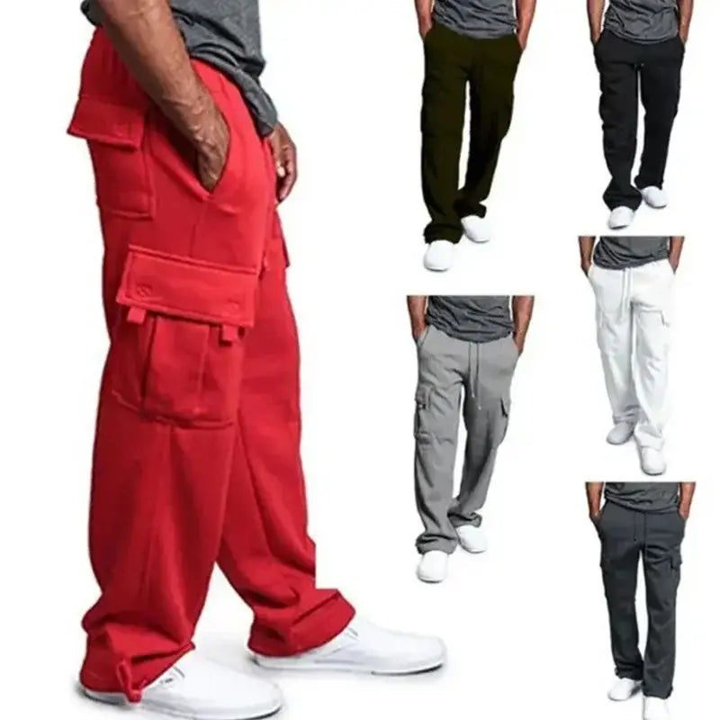 Pantalon cargo homme en molleton rouge, doté de plusieurs poches et d’une coupe décontractée.