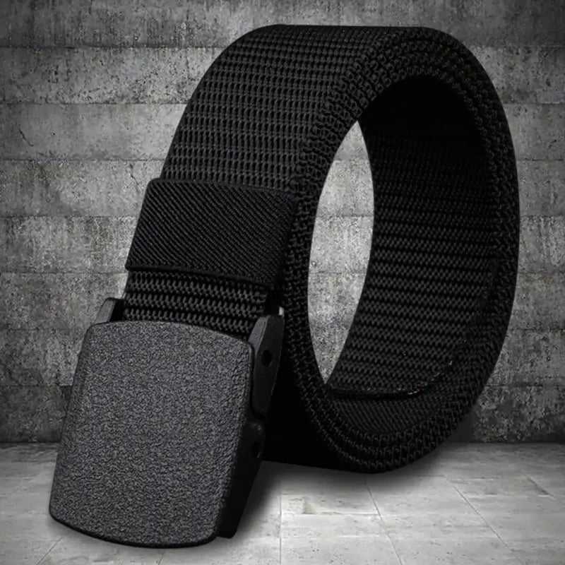 ceinture tactique en nylon noire pour hommes avec sangle extérieure réglable, dotée d’une boucle en plastique mate texturée.
