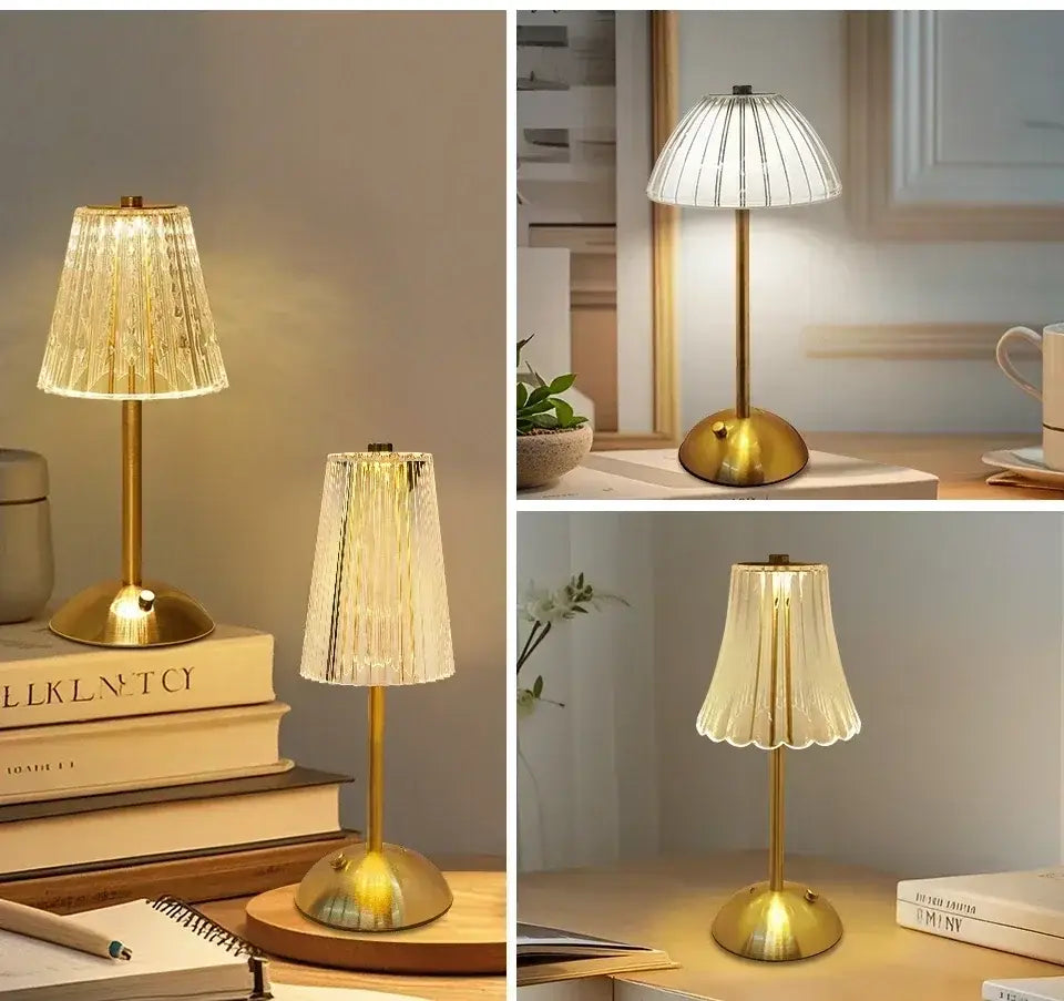 Goldlackierte wiederaufladbare Tischlampe mit einem transluzenten plissierten Glasschirm als stilvolle Lichtquelle