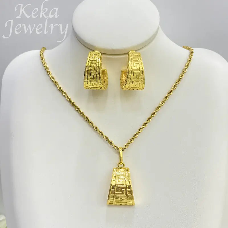 Goldenes Schmuckset mit griechischem Mäander, mit einer goldfarbenen gedrehten Seilketten-Halskette mit rechteckigem Anhänger sowie passenden Creolen, verziert mit einem kunstvollen geometrischen Muster.