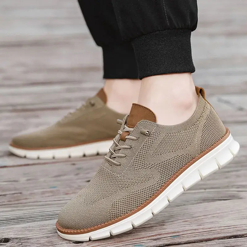 Chaussures derby brogue décontractées en maille pour hommes, en beige, avec un matériau en maille, des accents en cuir tan, un design à laçage et une semelle en caoutchouc blanc.