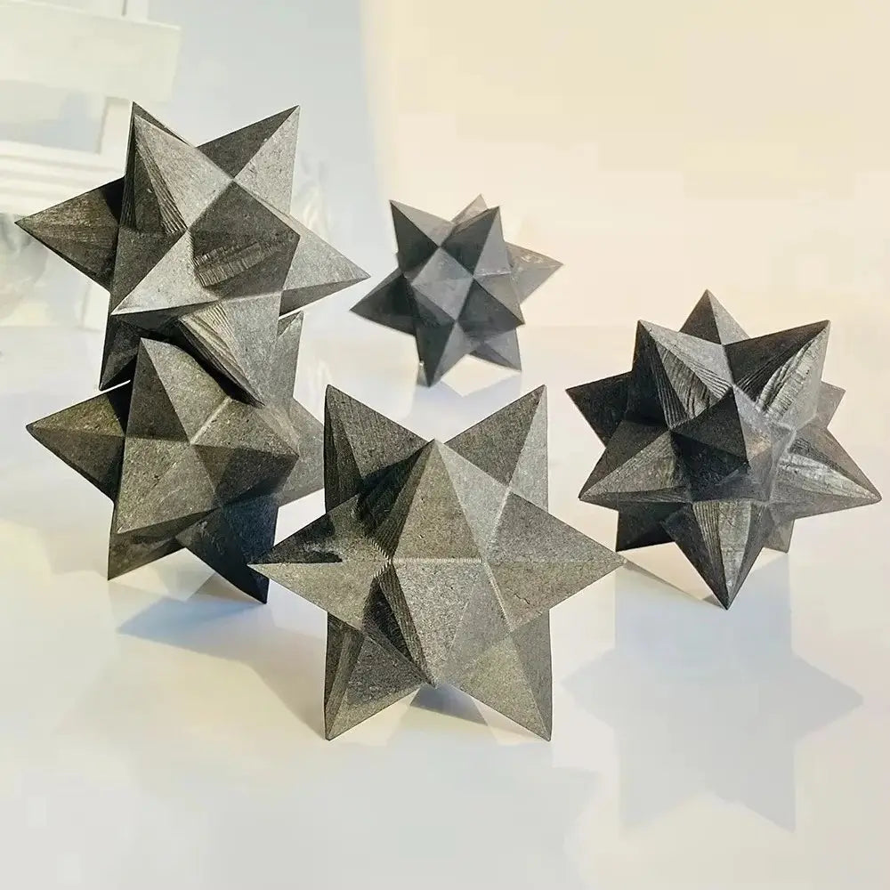 sculptures géométriques noires en forme d’étoile, au relief texturé mat, en cristal de merkaba en shungite, pour une décoration intérieure élégante et un style décoratif.