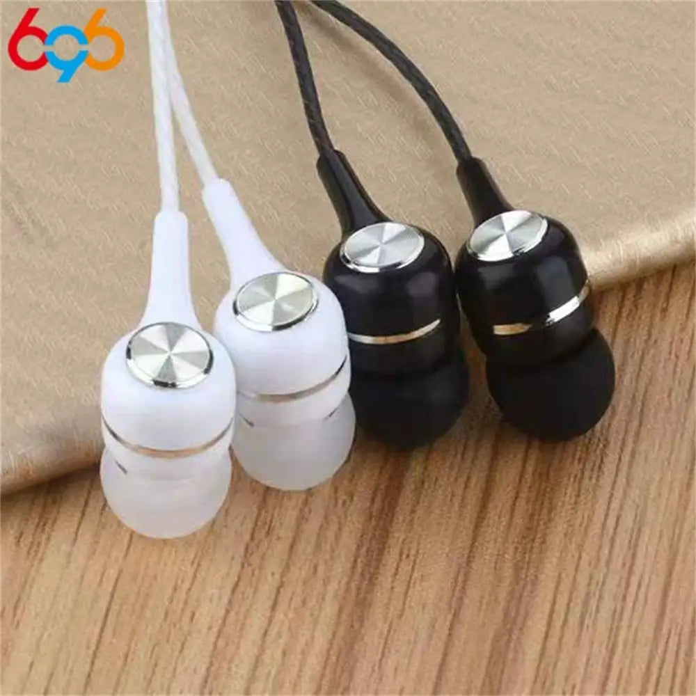 écouteurs filaires intra-auriculaires pour téléphone mobile blancs et noirs, avec accents métalliques argentés et microphone intégré