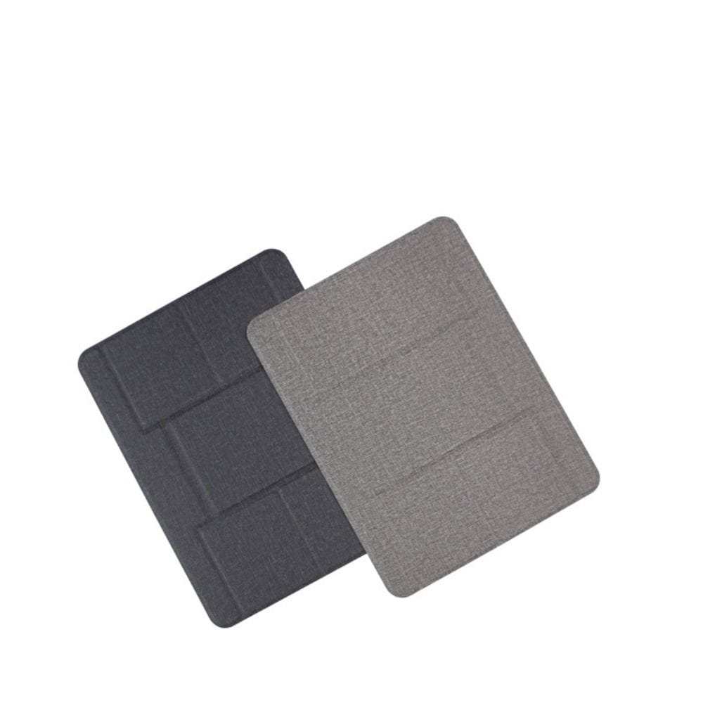 Zwei minimalistische faltbare Laptopständer für 12- bis 16-Zoll-Notebooks in mattem Schwarz und strukturiertem Graustoff mit einem eleganten rechteckigen Design und dezenten Falzlinien zur Stabilität.