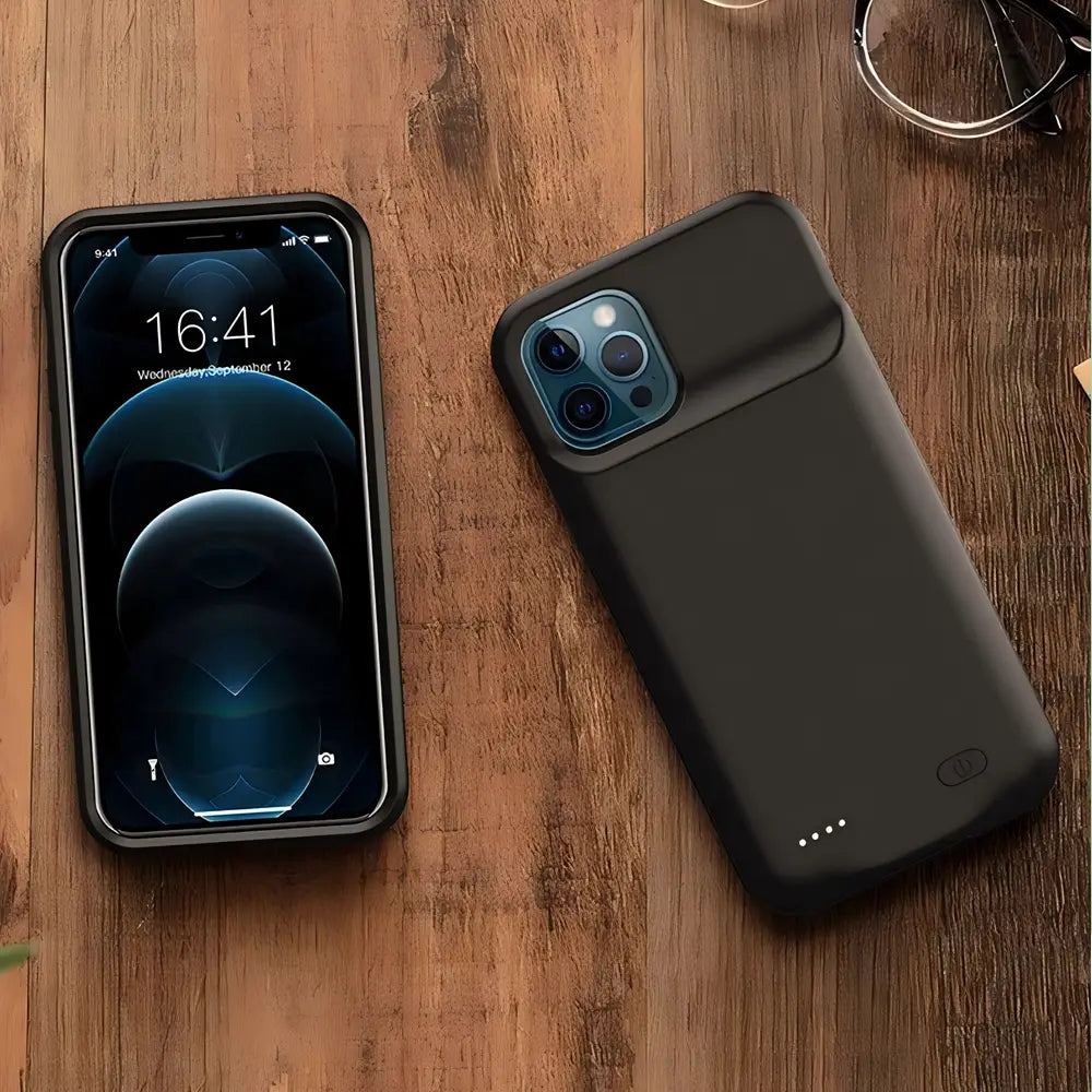 Schwarze Pro-Max-Akku-Ladehülle für iPhone 16- und 17-Serien mit elegantem mattem Finish und integrierten Ladeanzeigeleuchten, von der Rückseite dargestellt