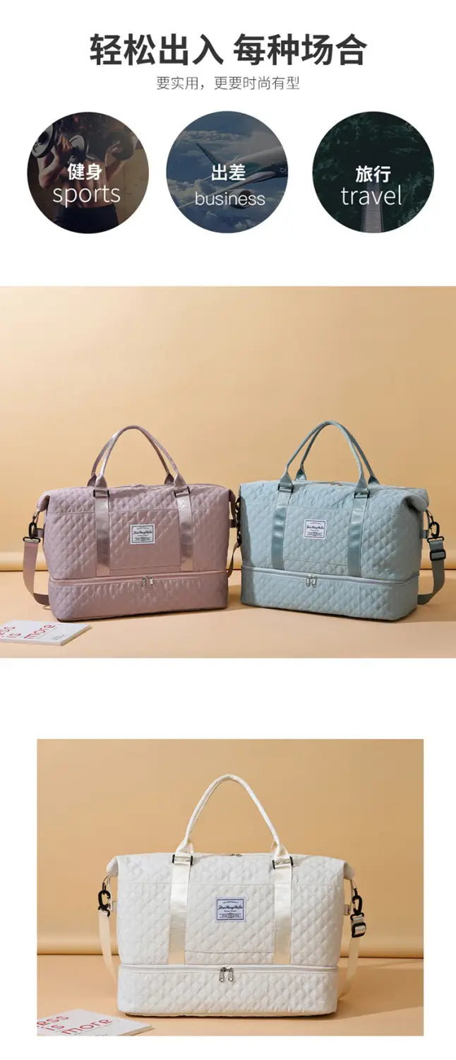 Bolsas de viaje tipo duffel acolchadas en rosa pastel, azul claro y blanco, con asas y correas para el hombro a juego, diseñadas como totes weekender grandes para uso en viajes