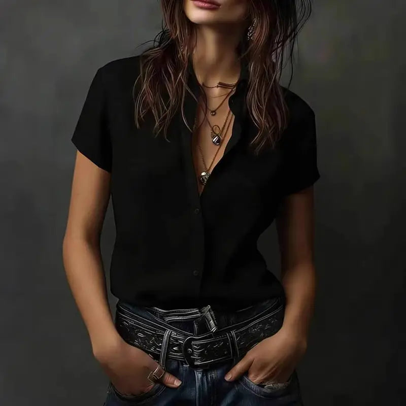 Chemisier pour femme en satin noir à manches courtes, boutonné, présentant une coupe décontractée et un léger éclat.