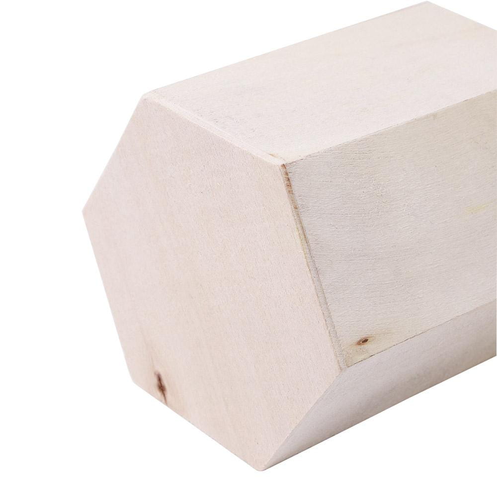 une boîte de rangement d’organisateur de bureau en bois hexagonal de couleur claire pour porte-stylo, avec une surface peinte lisse et une texture subtile du grain du bois