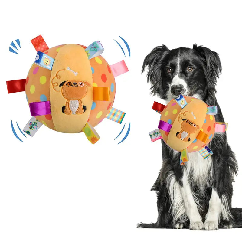 Balón interactivo de peluche color naranja con lunares, con etiquetas de tela coloridas y una cara de pug de dibujos animados cosida, con un asa para facilitar el juego.