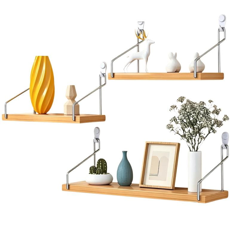 Repisas flotantes de madera maciza natural montadas en la pared, fabricadas en madera maciza natural de tono claro, con soportes metálicos elegantes.