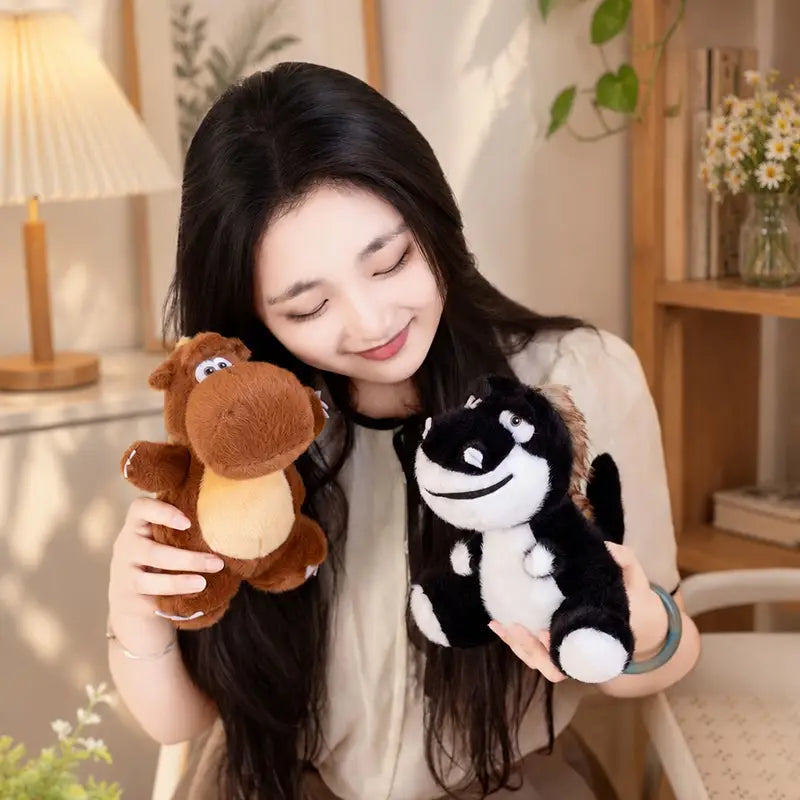 Jouets de dinosaure en peluche bruns et noirs avec des éléments faciaux brodés, animaux en peluche souples idéals comme objets de collection de peluches de dinosaure colorées ou comme cadeaux