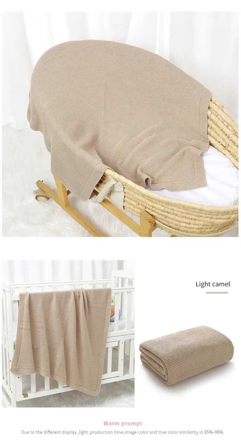 Hellcamel-farbene, strukturierte Strick-Babydecke aus Baumwolle, geeignet als Wickelunterlage für eine blassrosa gestrickte Babydecke.
