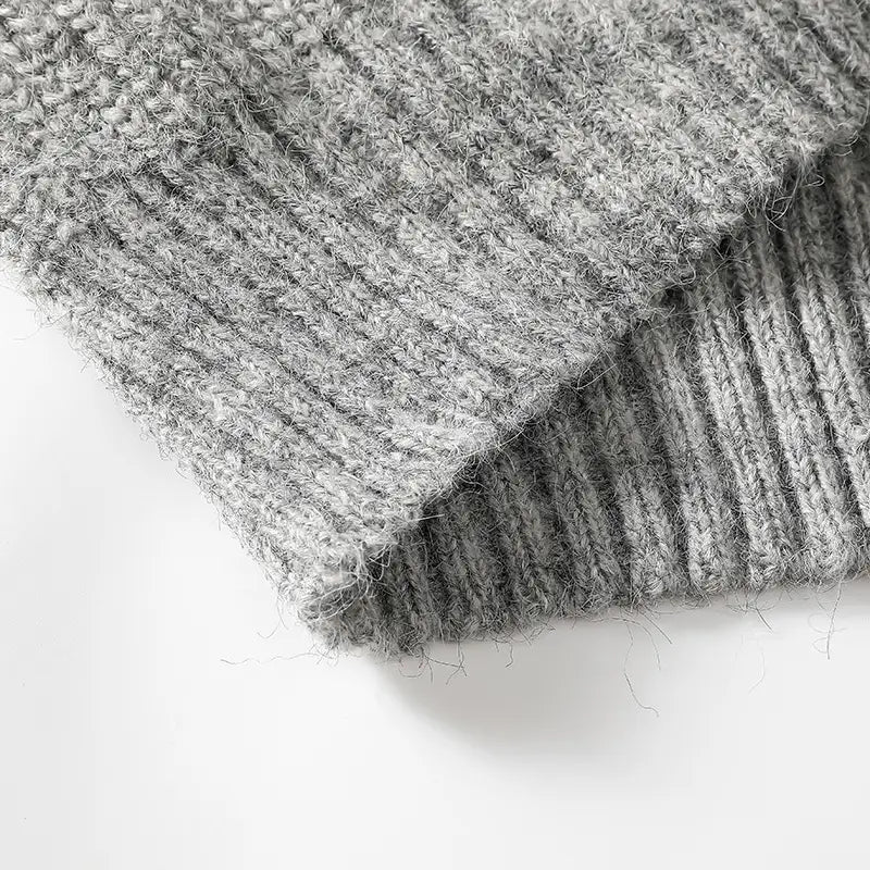 Herren-V-Ausschnitt-Strickcardigan in softem meliertem Grau mit strukturierter, flauschiger Wolle und gerippten Bündchen.