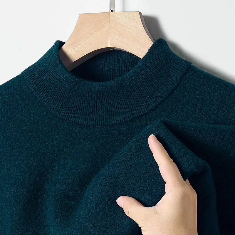 Dunkelgrüner (Petrol-) Herren-V-Ausschnitt-Strickpullover mit geripptem Rundhalsausschnitt und weicher, strukturierter Beschaffenheit für die Verwendung als Casual-Winterpullover