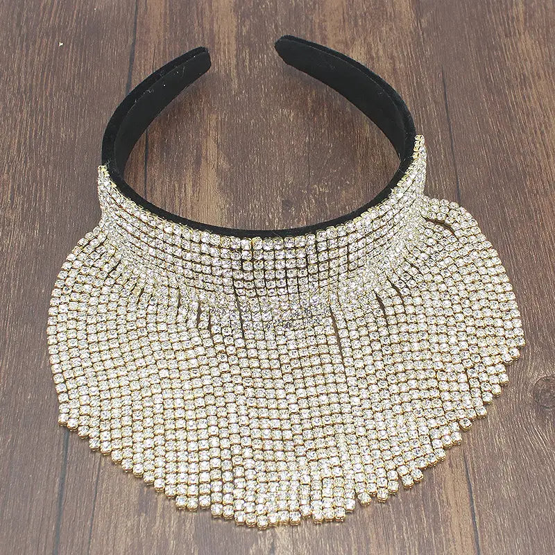 Ras-de-cou en strass doré scintillant, avec bande intérieure en velours noir et frange dégradée, conçu comme un bandeau en perles et strass pour une coiffure de mariée raffinée.