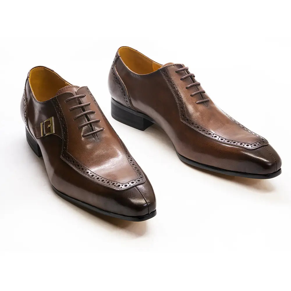 Chaussures de ville à bout brogue type derby Oxford pour homme en cuir véritable marron poli, avec boucle ton or sur le côté.