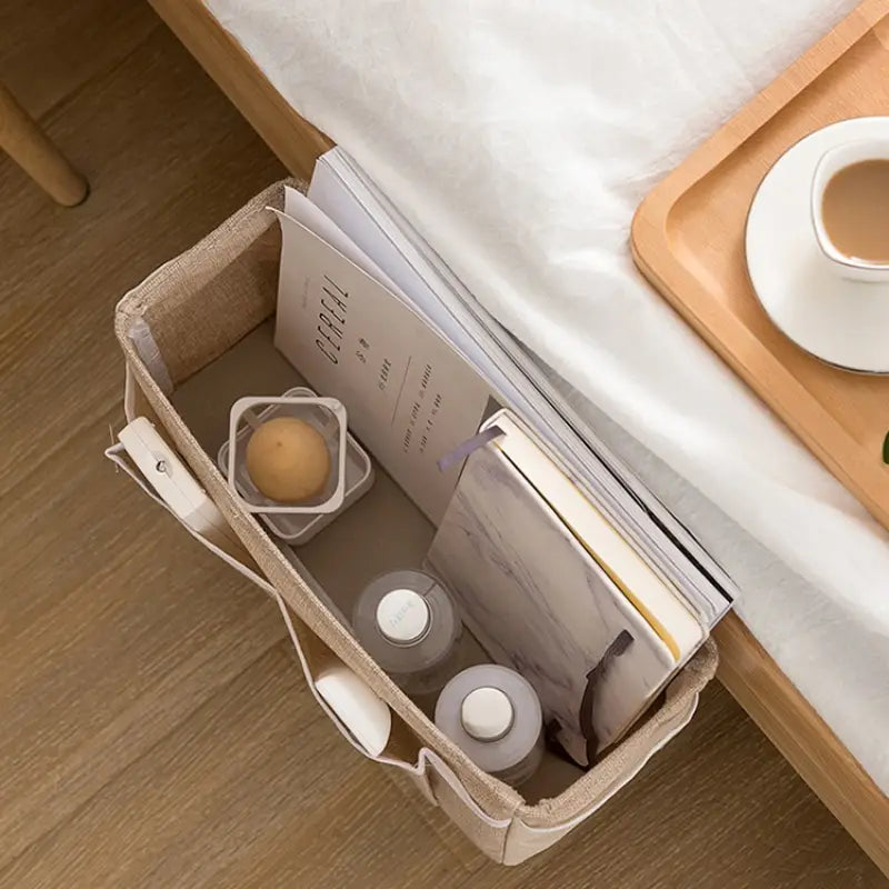 beiges gewebtes Aufbewahrungstaschen-Set für das Schlafzimmerbett mit mehreren Taschen, in denen Bücher, Fläschchen und ein kleines Behältnis zur Organisation im Kinderzimmer untergebracht werden können.