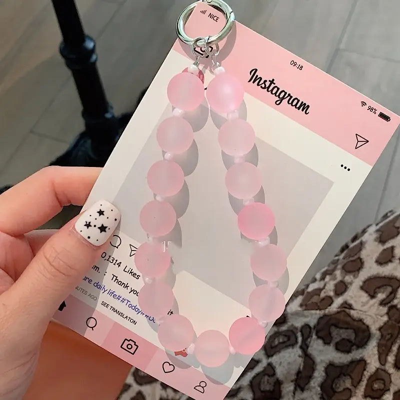 Rosa frostglasartige Glasperlen-Handy-Handgelenksschlaufe mit silbernem Schlüsselkettenring, gestaltet als mehrfarbige Charm-Handgelenksschlaufe.