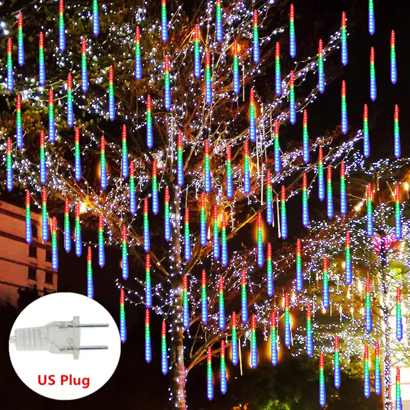 LED-Meteorschauer-Regen-Lichterkette mit regenbogenfarbenen LED-Leuchtmitteln, die von einem Baum für die Dekoration in Innen- und Außenbereichen herabhängen.