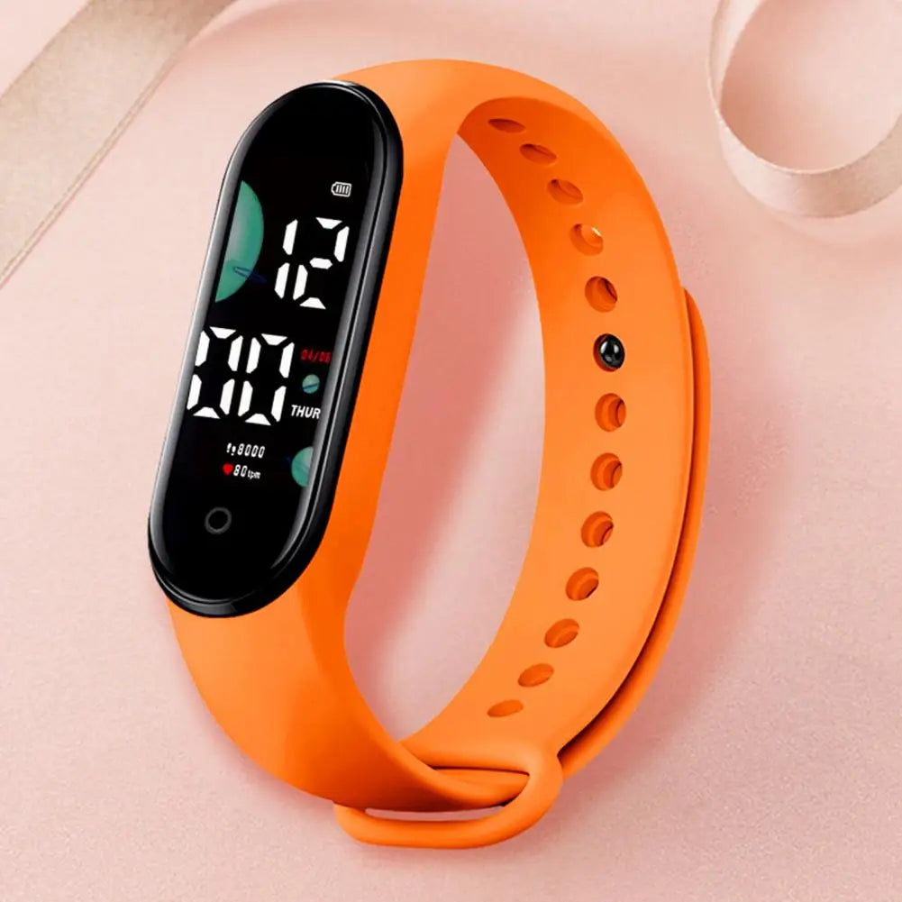 Reloj electrónico de silicona naranja con pantalla de letra grande y pantalla digital negra que muestra la hora y las métricas de salud, diseñado para deportes e impermeable