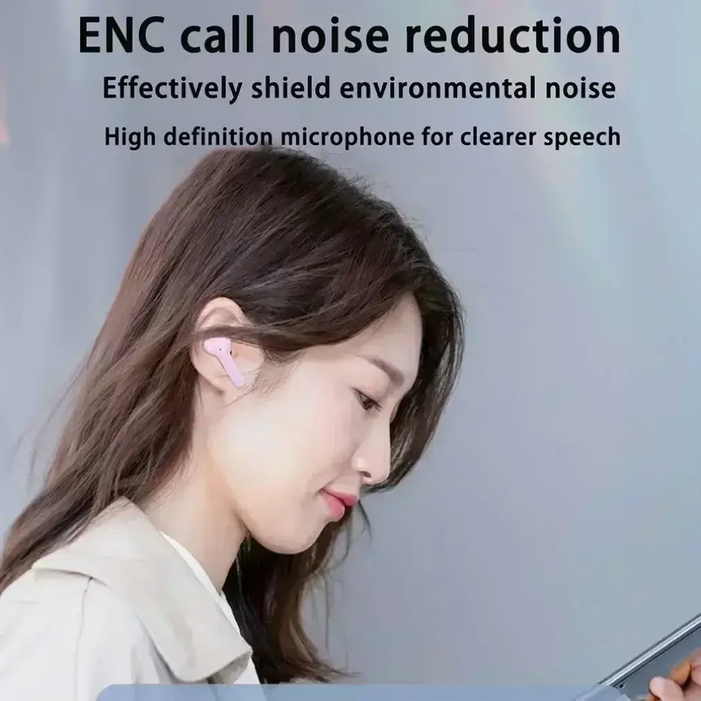 鮮明なワイヤレス音声体験のために、BluetoothチップとENC通話ノイズ低減技術を搭載したピンクのワイヤレスイヤホンが、充電ケースとともに示されている。