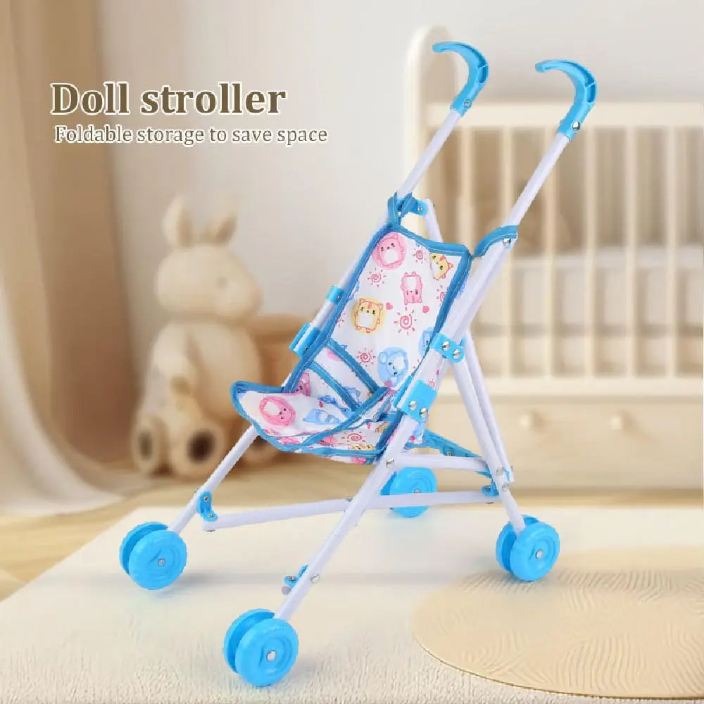 Blauer und weißer Puppenkinderwagen mit gepolstertem Sitz aus gemustertem Stoff mit Cartoon-Eulen-Motiven für die Nutzung als Puppenwagen