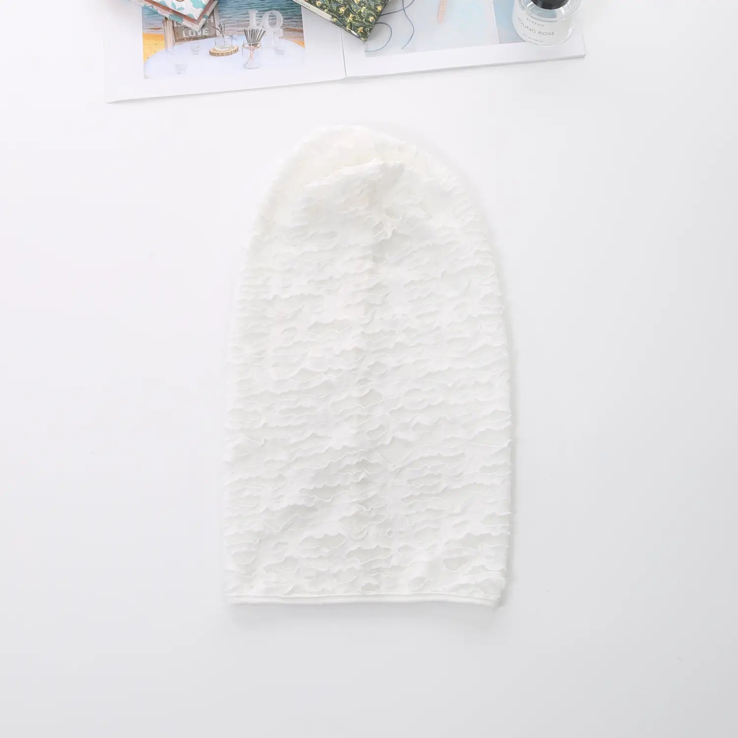 bonnet en tricot blanc texturé avec motif côtelé doux, associé à un masque de momie à capuche en résille déchirée pour un cosplay d’Halloween