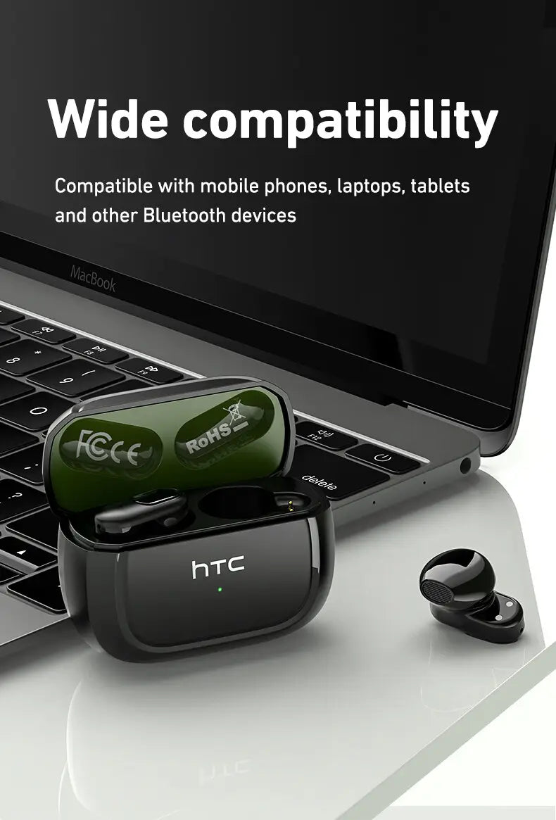 écouteurs Bluetooth htc ne51 noirs affichés dans un étui de chargement élégant à finition brillante avec doublure intérieure verte, avec la dernière version Bluetooth pour un usage sans fil pratique.