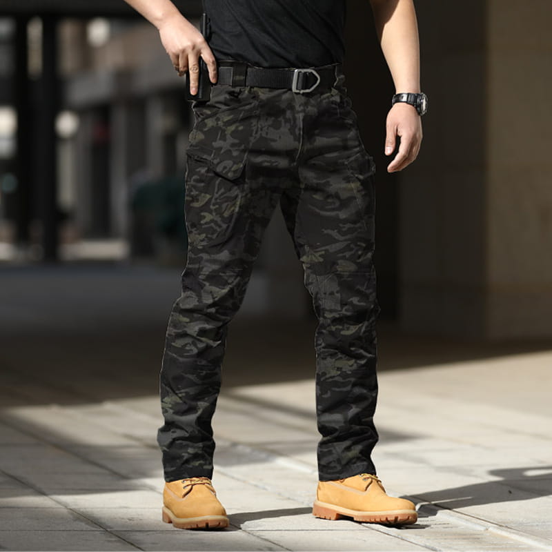 Wasserdichte taktische Cargo-Hose für Herren in Schwarz mit mehreren Taschen und einem robusten Gürtel, ausgelegt auf Langlebigkeit und Outdoor-Einsatz