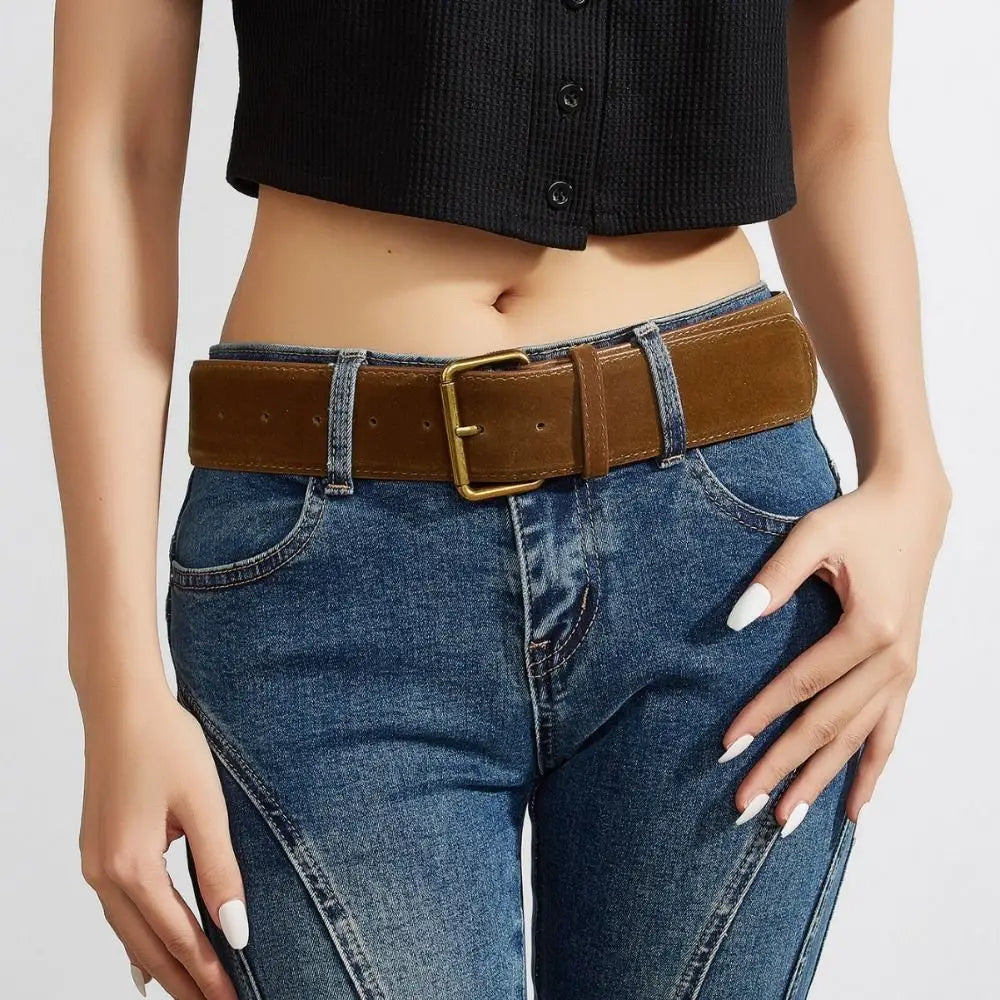Ceinture large en daim marron pour femmes, avec une boucle à la finition dorée.