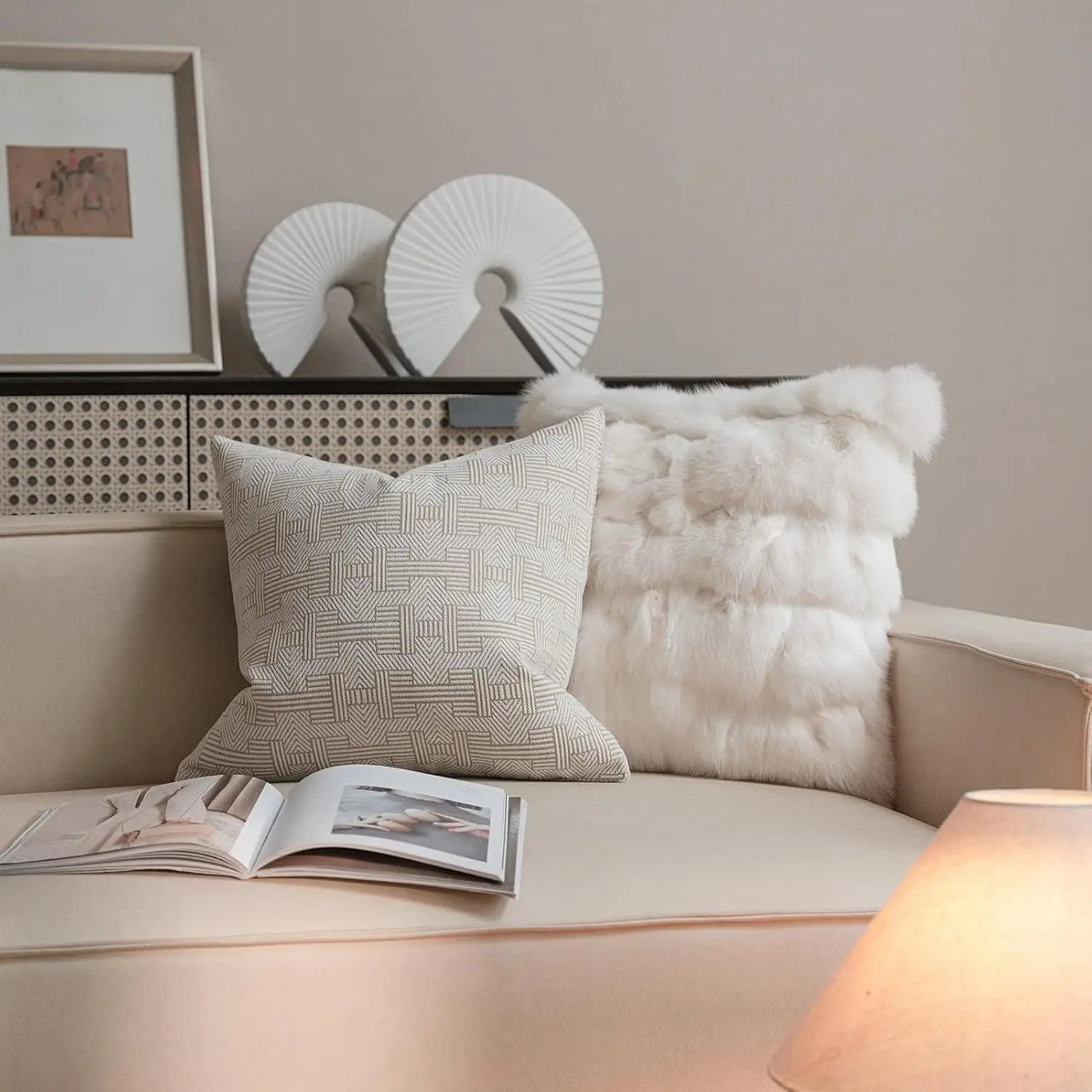 housse de coussin de luxe couleur lin sec présentant un tissu beige avec un motif en jacquard géométrique subtil et un design moderne minimaliste.