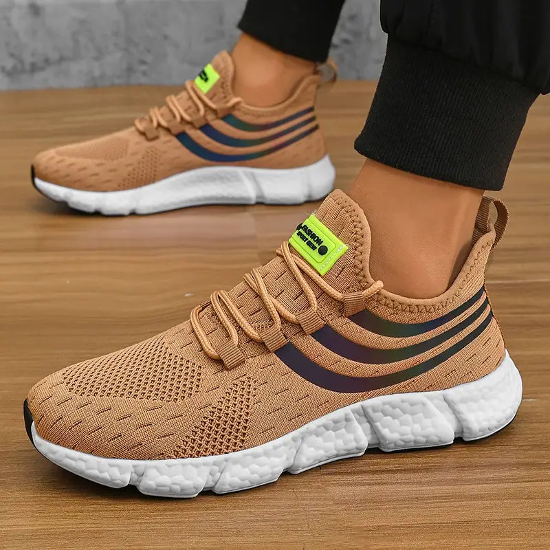 Baskets de sport décontractées en maille respirante pour hommes Zuuban en mesh beige, avec des accents vert néon et une semelle texturée blanche.
