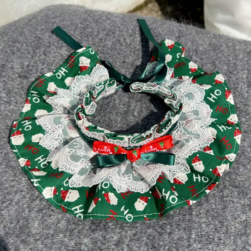 華やかなペット用の装いに設計された、緑のサテンリボンと白いレースの縁取りのクリスマス用犬用首輪。